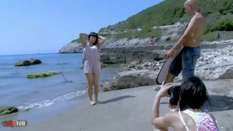 Shooting sur la plage avec la bomba latina Esmeralda Moon