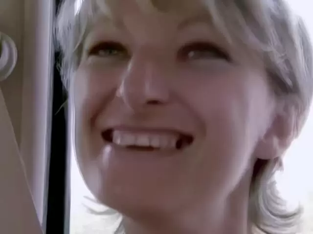 Mature blonde se déshabille  photo 6