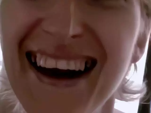 La mature blonde Estelle Clark faisant un striptease  photo 1