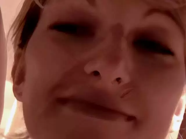 La mature blonde Estelle Clark faisant un striptease  photo 2