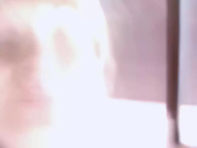 La mature blonde Estelle Clark faisant un striptease  photo 5