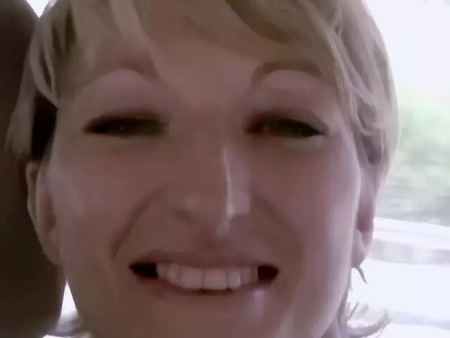 La mature blonde Estelle Clark faisant un striptease  photo 6