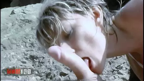 Mature bonnasse se fait défoncer à la plage photo 04