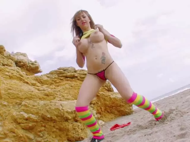 La star du porno blonde à gros nichons Eva Lange faisant un striptease en bord de mer  photo 1