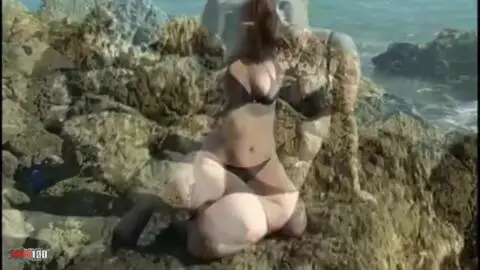 La belle blonde à gros seins Eva Ross se dévoile vetue de noir  photo 04