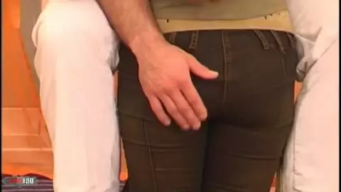 Divine star du porno brune se dénude intégralement  photo 11