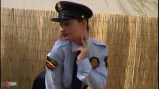 La belle brune à gros nichons...