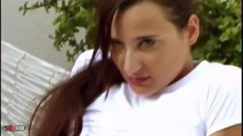 La très excitante brune à gros seins Eva se dévoile  photo 04