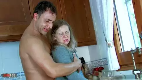 Milf française bien dodue Even aime se faire baiser dans la cuisine par une jeune bite photo 01