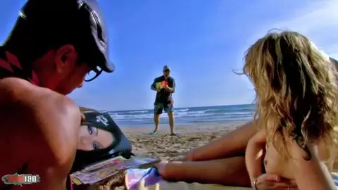 La blonde Evy Sky double pénétration à la plage photo 01