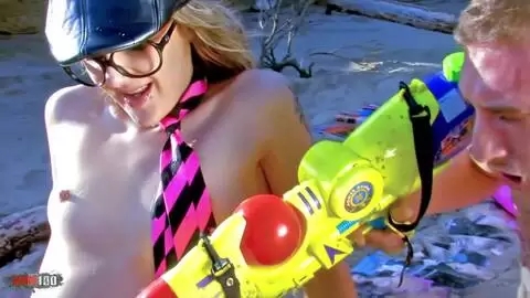 La blonde Evy Sky double pénétration à la plage photo 16