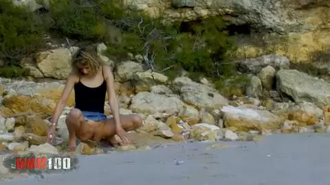 Evy Sky fait pipi sur une plage publique