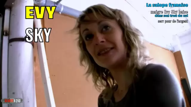 La salope française maigre Evy Sky baisée dans son trou du cul serré pour de l'argent