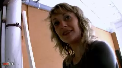 La salope française maigre Evy Sky baisée dans son trou du cul serré pour de l'argent photo 01