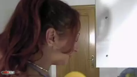 Amatrice mature se branle a poil dans sa cuisine photo 03