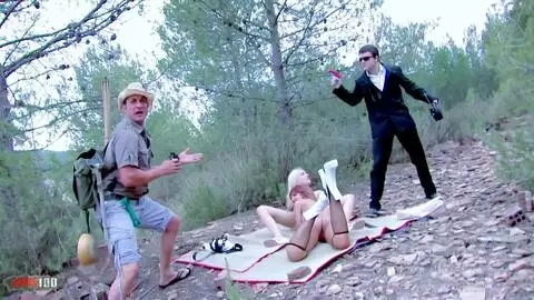 James Bond et Indiana Jorge defoncent une vraie blonde et une rousse à gros seins photo 05