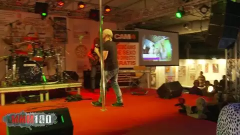 La camera est sur scène avec le PornoBand au festival erotique d'Alicante en 2016 photo 01
