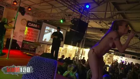 La camera est sur scène avec le PornoBand au festival erotique d'Alicante en 2016 photo 02