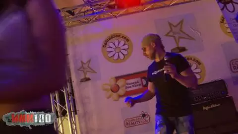 La camera est sur scène avec le PornoBand au festival erotique d'Alicante en 2016 photo 06