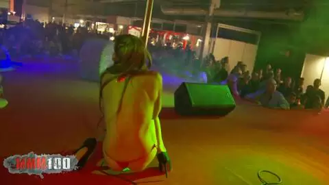 La camera est sur scène avec le PornoBand au festival erotique d'Alicante en 2016 photo 07