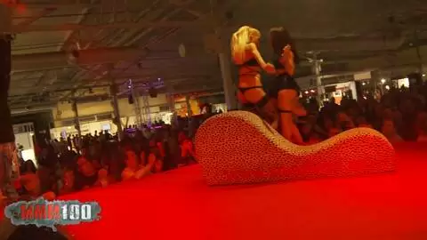 La camera est sur scène avec le PornoBand au festival erotique d'Alicante en 2016 photo 10