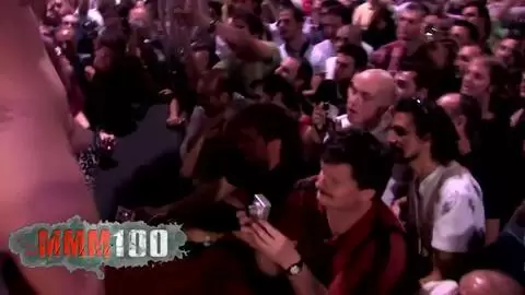 3 lesbiennes fistent une vieille soumisse en public photo 14