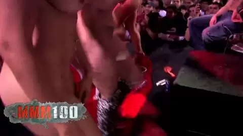 3 lesbiennes fistent une vieille soumisse en public photo 16