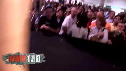 Vieille salope toute percée se fait fister et enculer par un énorme gode en public photo 01