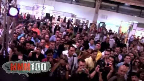 Vieille salope toute percée se fait fister et enculer par un énorme gode en public photo 06