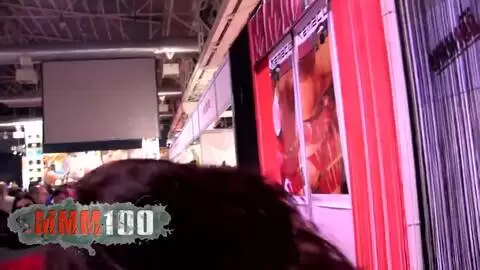 Olga faisant un show sur notre stand au Ficeb 2007 photo 06