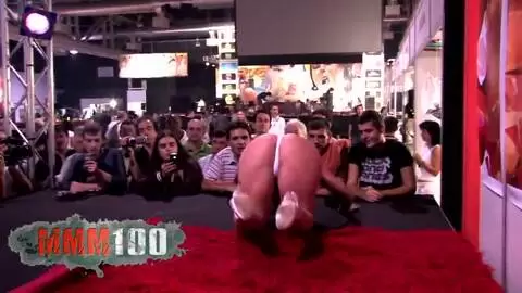 Olga faisant un show sur notre stand au Ficeb 2007 photo 11