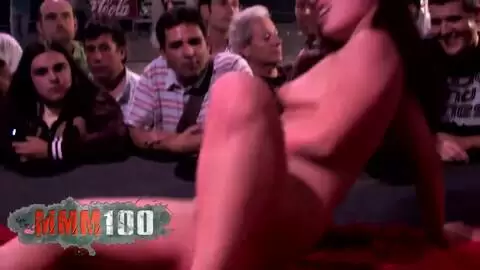 Olga faisant un show sur notre stand au Ficeb 2007 photo 15