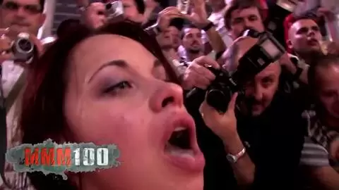 Une cochonne se fait baiser par Phil Hollyday en public photo 13