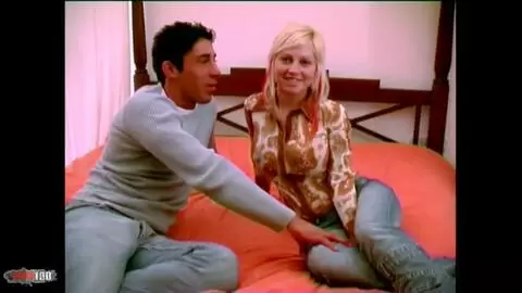 Superbe jeune blonde Flora offre sa chatte a Bryan