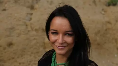 La star du porno latina Francys Belle faisant un striptease en bord de mer 