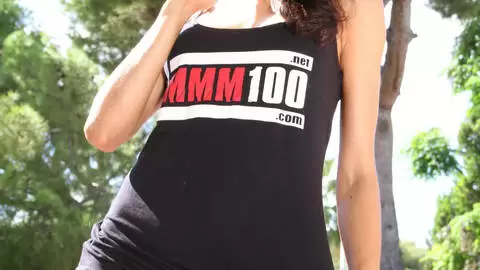 La star du porno brune Francys Belle se déshabillant vetue du Tshirt MMM100  photo 12