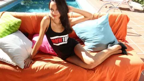 La star du porno brune Francys Belle se déshabillant vetue du Tshirt MMM100  photo 13