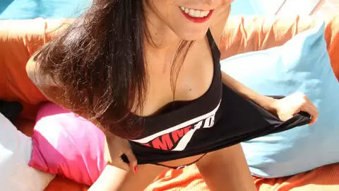 La star du porno brune Francys Belle se déshabillant vetue du Tshirt MMM100  photo 16