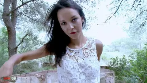 La star du porno brune Francys Belle se déshabillant dans les bois  photo 07