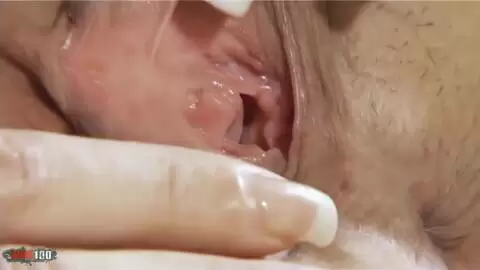 La brune torride Gabriella Borgia se d&eacute;shabille sur le lit, caressant son corps et vous provoquant sans piti&eacute;. photo 10