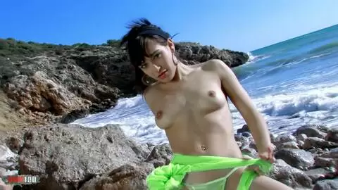 La douce Gabrielle va s'effeuiller photo 04