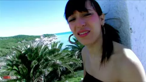 La jeune Gabrielle Neva  se fait défoncer son petit cul étroit à la plage photo 01