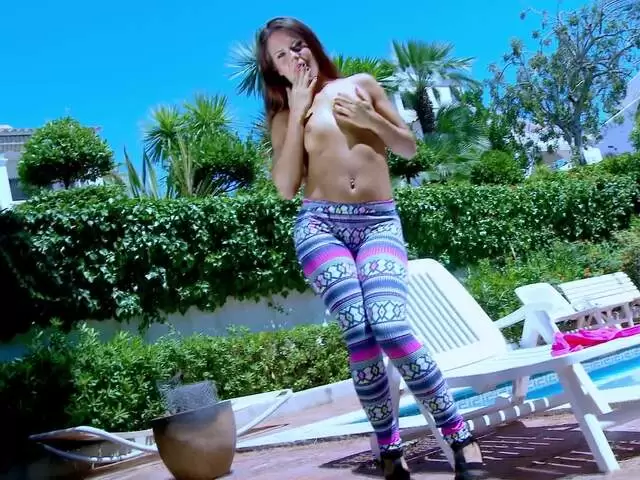 Grosse chaudasse s'exhibe intégralement près de la piscine photo 1