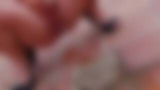 Gigi love fait pipi sur la ter