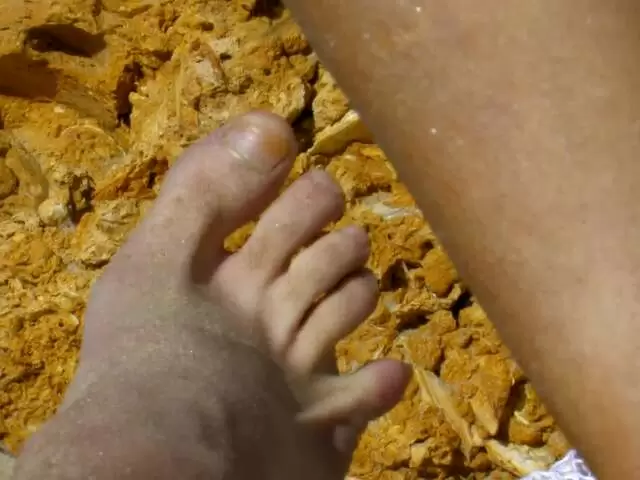 Ginger prépare sa chatte mouillée pour la scène photo 6