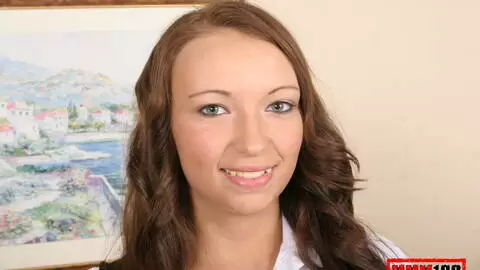 Jeunette brunette se déshabille intégralement  photo 1