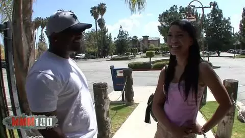 Superbe jeune brune exotique se régale avec une immense bite black dans sa chatte photo 02