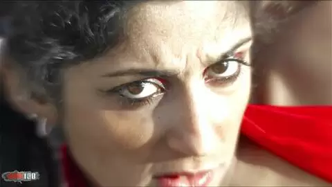 Maigre jeune indienne baisée durement à la plage par un gros mec musclé photo 13