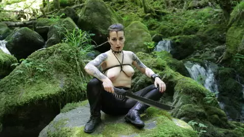 La belle brune française Irogenia fait un striptease en tenue de guerrière photo 4