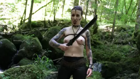 La belle brune française Irogenia fait un striptease en tenue de guerrière photo 6